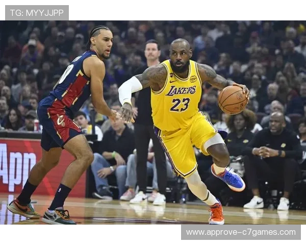 湖人关键胜利背后：詹姆斯与新星联手掀翻对手强势防线